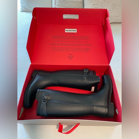 Hunter women’s, black, tall rain boots! - Picture 7 of 9